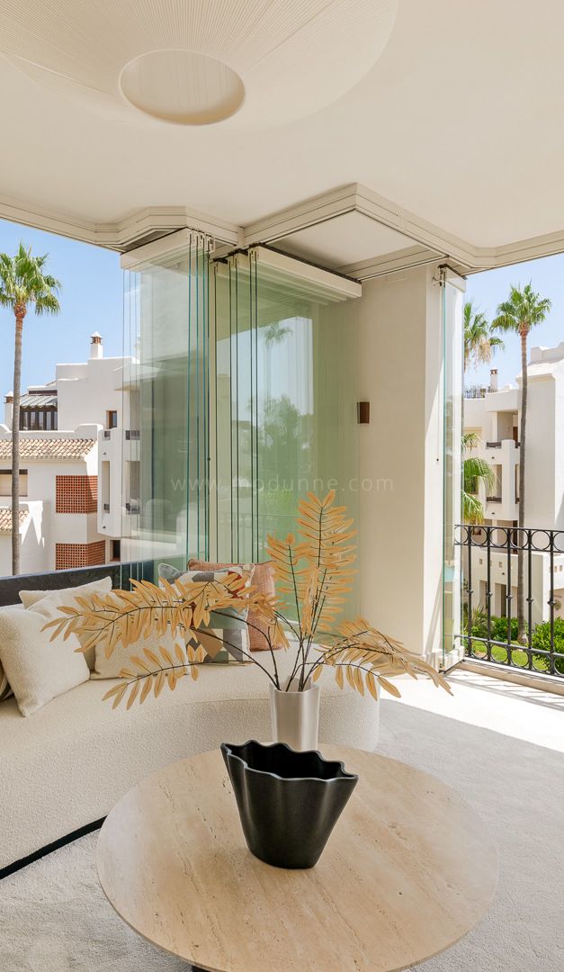 Drei-Schlafzimmer-Wohnung mit Meerblick in Bahía del Velerín, Estepona