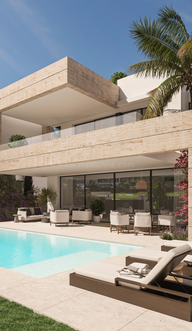 Villa de cinco dormitorios con piscina privada y solárium en azotea en Estepona