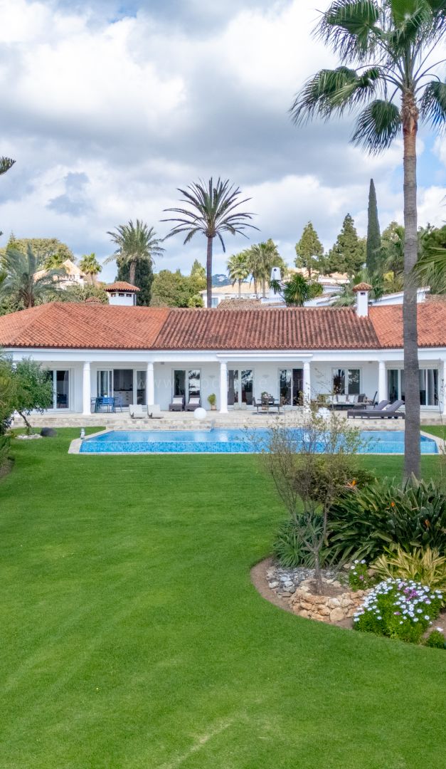 Elegante villa orientada al sur en la prestigiosa Hacienda Las Chapas, Marbella