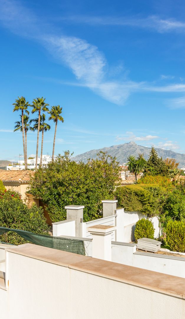 Moderne Sechszimmer-Villa in Gehweite zum Guadalmina Golf