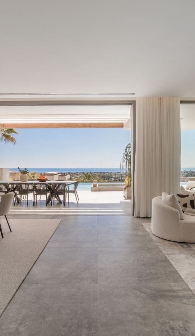 Luxury Six Bedroom Villa with Sea Views in El Herrojo Alto