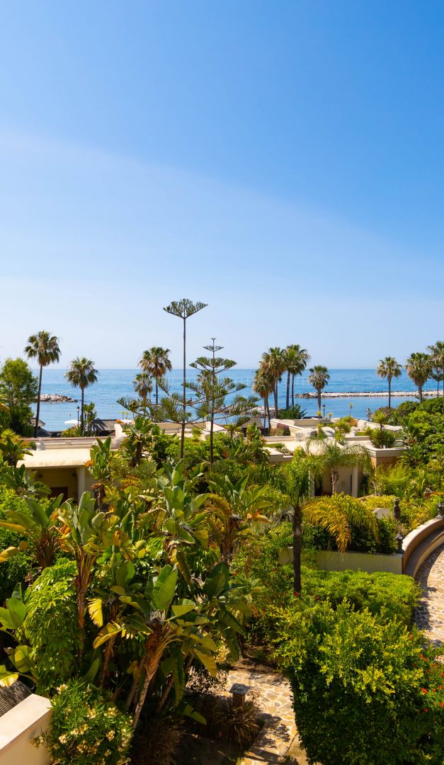 Luxury Beachfront Apartment in Laguna de Banús