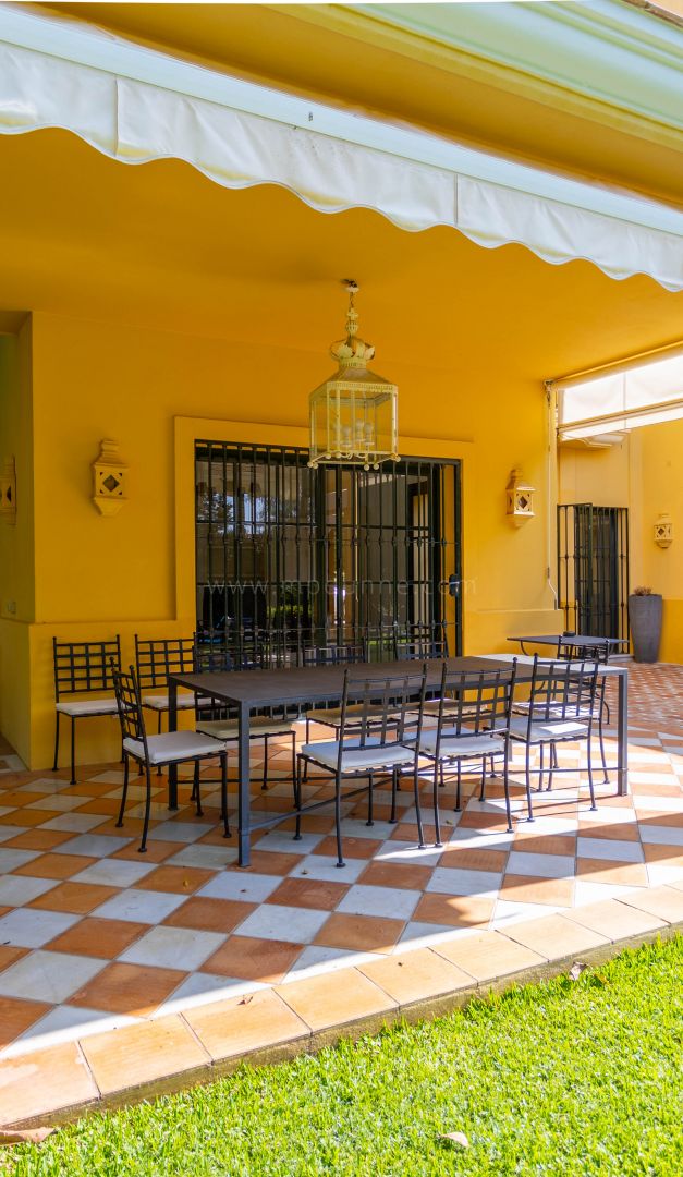 Andalusische Familienvilla nahe Strand mit Garten in Guadalmina Baja