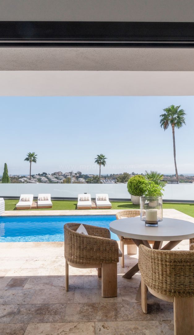 Moderne Eckvilla in La Alquería, Benahavís