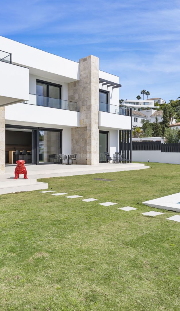 Modern Villa with Mountain Views in La Alqueria, Benahavís