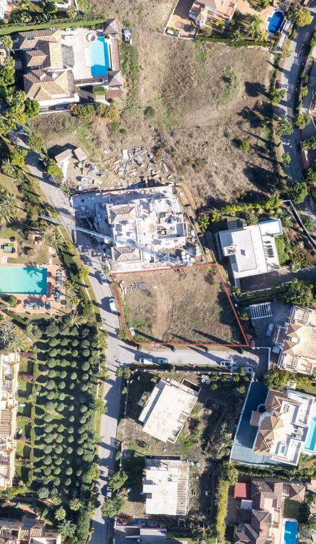 Plot with panoramic sea views and project for a luxury villa