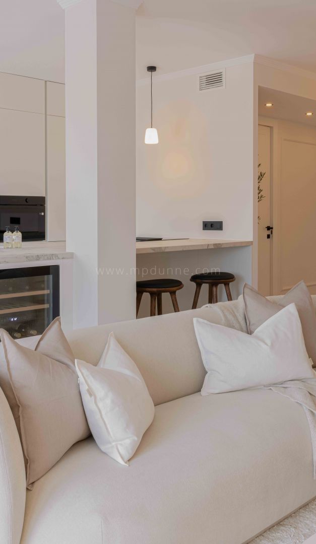 Ático Reformado con Vistas Panorámicas al Golf en Los Arqueros, Benahavís