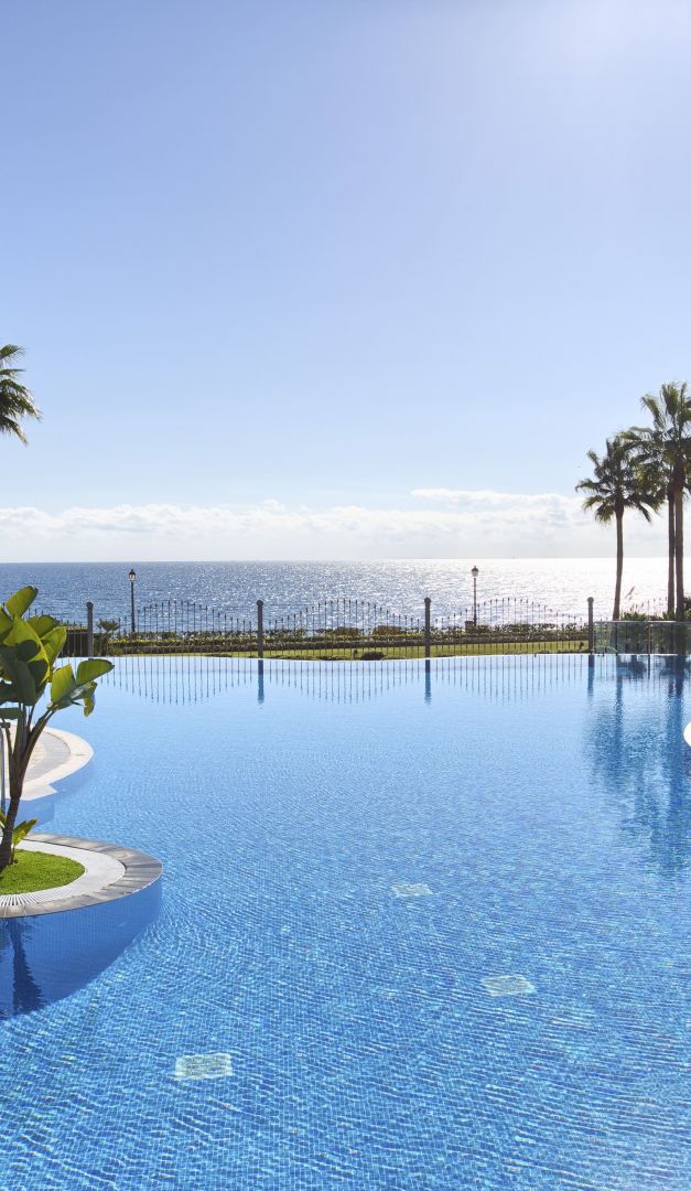 Elegant Beachfront Apartment in Mar Azul, New Golden Mile