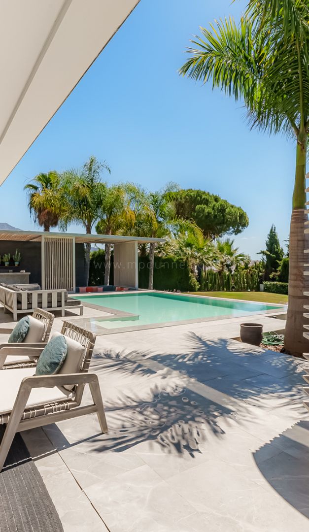 Residencia de Lujo Moderna con Vistas a la Montaña en Las Brisas, Nueva Andalucía