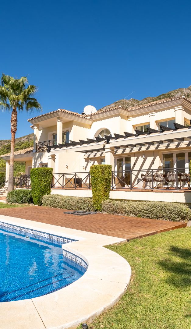 Villa familiar con vistas panorámicas al lago y a la montaña en Istán