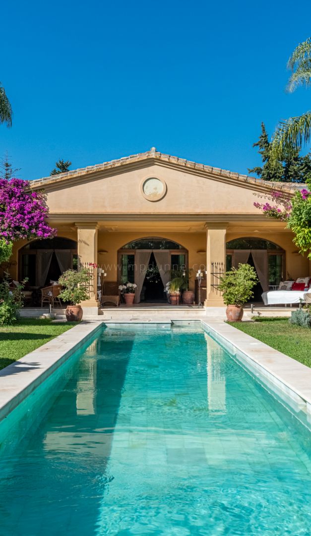 Clásica Villa junto a la Playa y al Golf en Guadalmina Baja