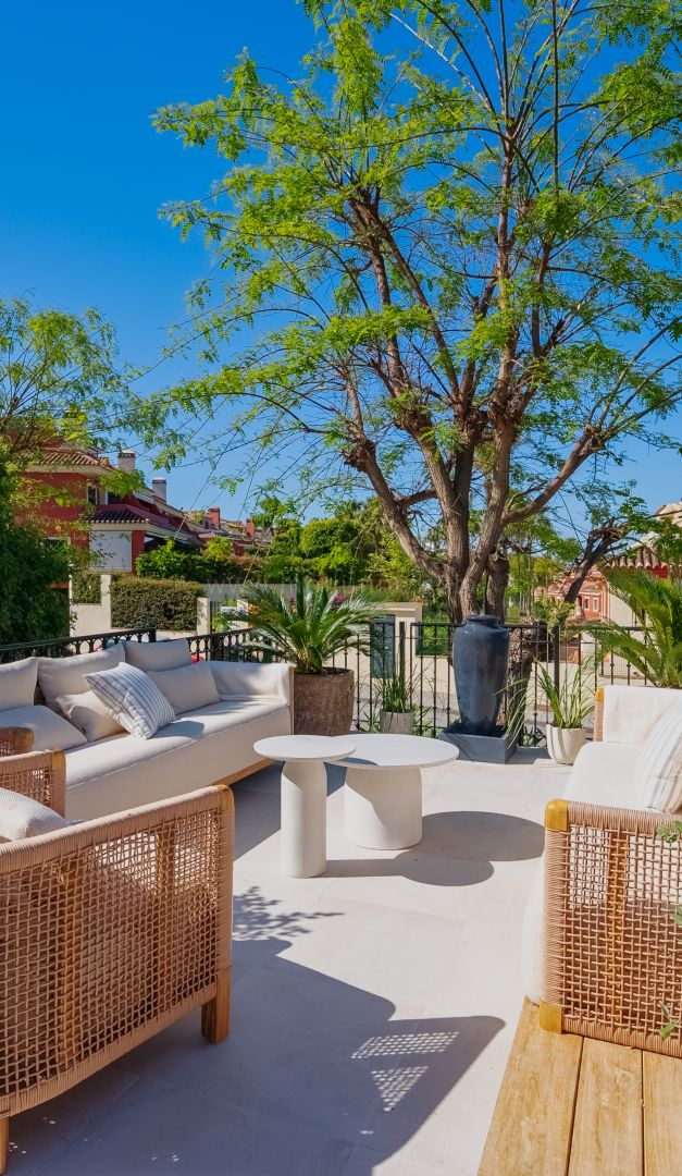 Villa Semiadosada con Vistas a la Montaña, la Milla de Oro