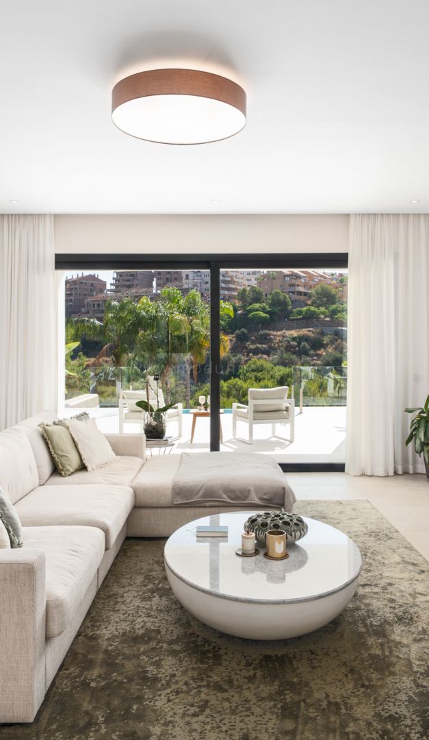 Villa en primera línea de golf con vistas panorámicas al mar en Elviria, Marbella