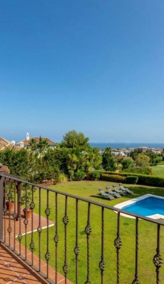 Golfvilla in erster Reihe mit Panoramablick aufs Meer in Los Flamingos, Benahavís