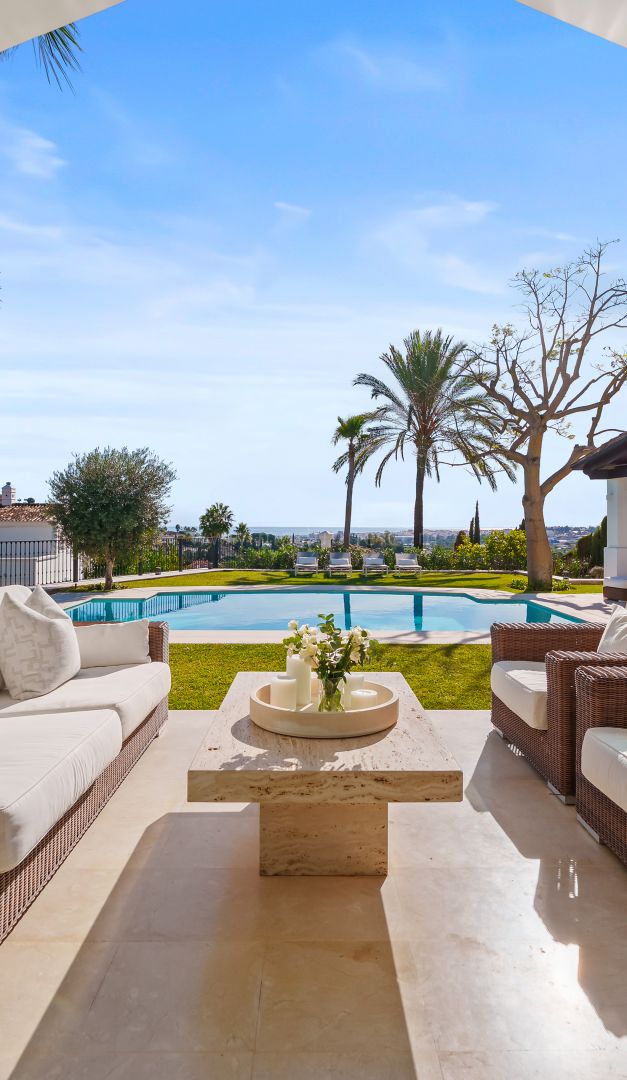 Moderne Villa mit Panoramameerblick in Nueva Andalucía