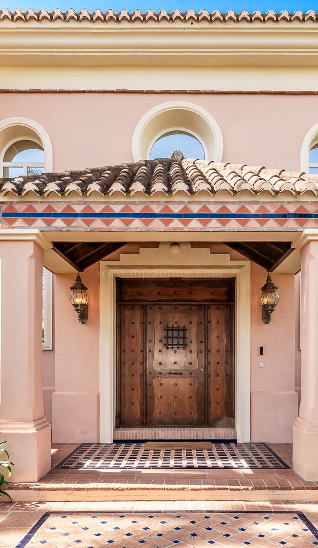 Villa andalouse élégante avec jardin à Nueva Andalucía