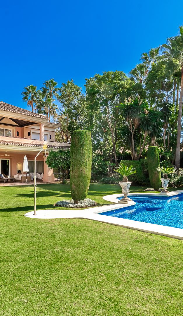 Villa andalouse élégante avec jardin à Nueva Andalucía