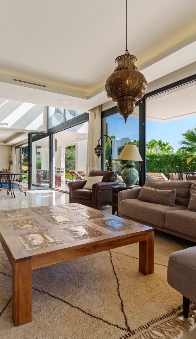 Villa moderne avec vues panoramiques sur le golf à Nueva Andalucía