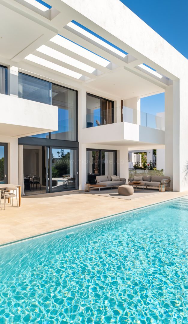 Villa moderne de six chambres à El Paraiso, Estepona