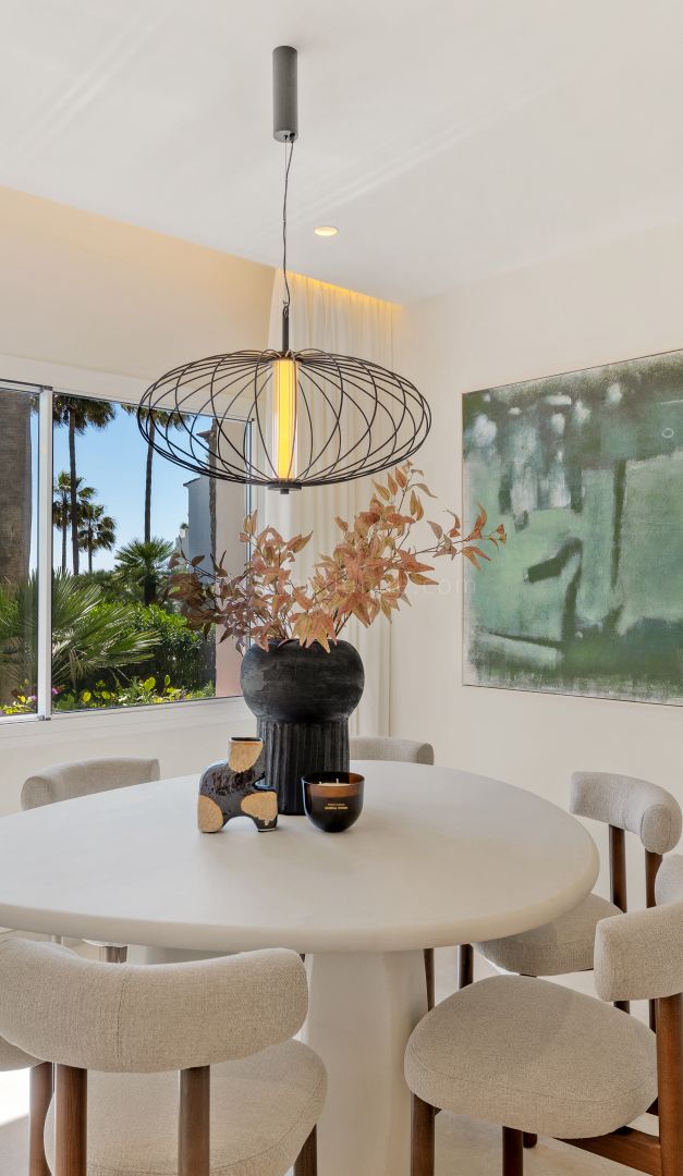 Apartamento moderno en primera línea en Costalita, Estepona