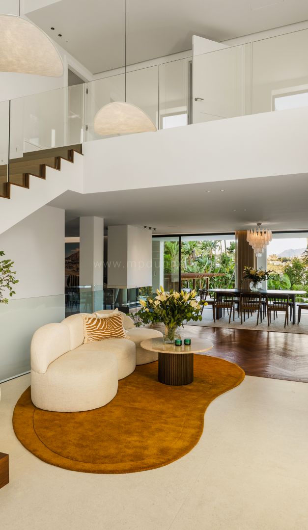 Elegant Golf-View Villa with Spa in Nueva Andalucía