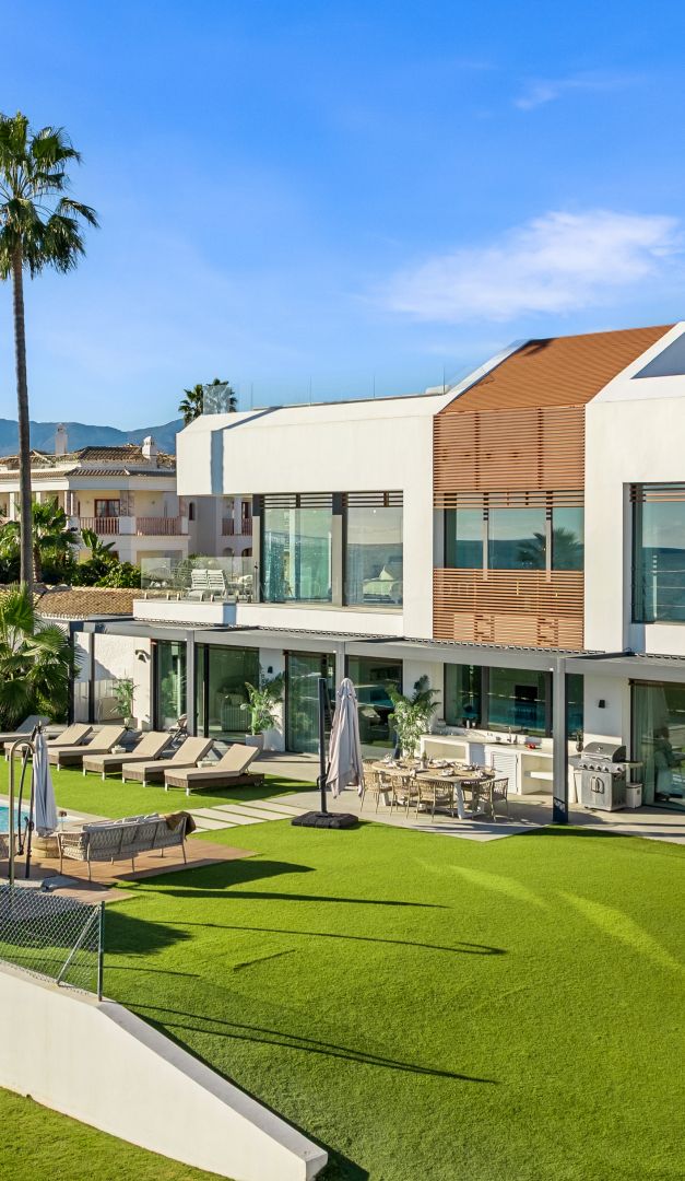 Beachfront 5-Bed Villa on New Golden Mile with Sea Views