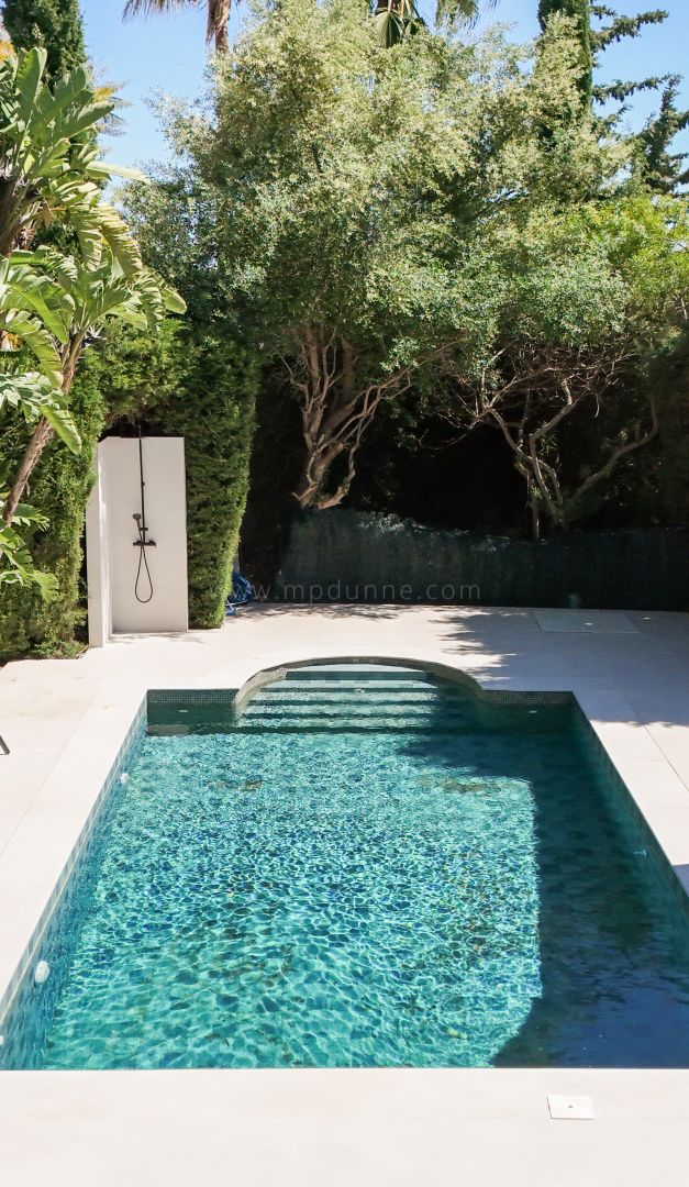 Villa contemporánea de seis dormitorios con vistas al mar en Benahavís