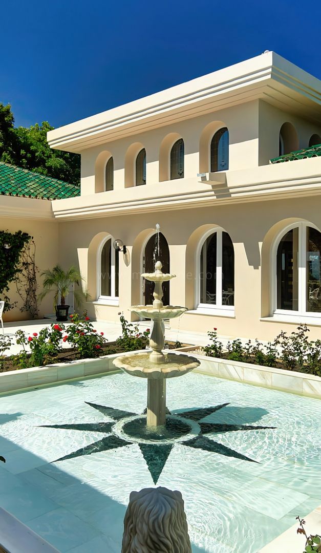 Villa Clásica Andaluza con Vistas Panorámicas al Mar en Río Real, Marbella