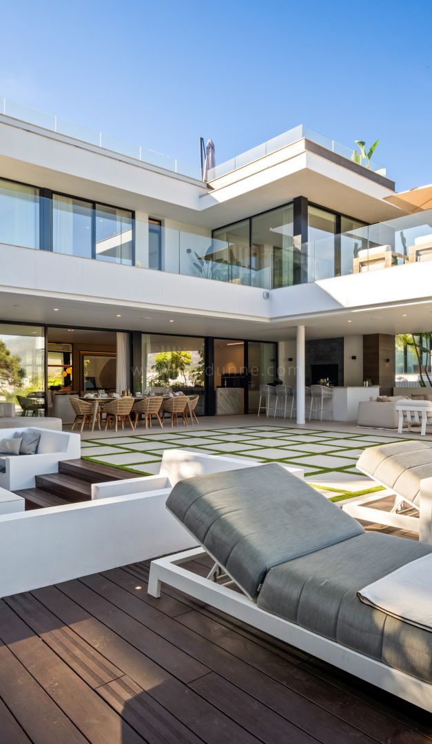 Modern Villa with Panoramic La Concha Views in Nueva Andalucía