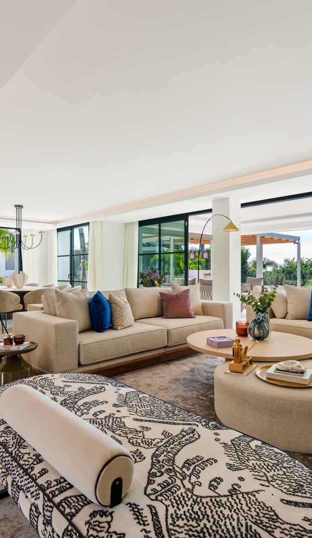 Villa Mediterránea Moderna con Vistas al Mar en La Quinta