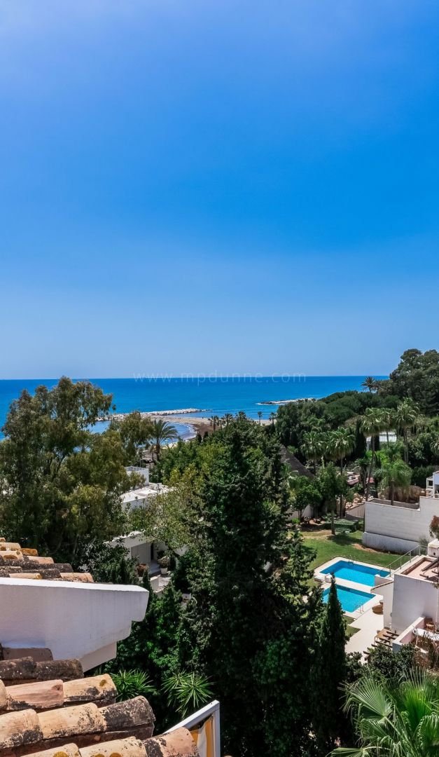 Puerto Banús Beachfront Penthouse, sea views & tourist license