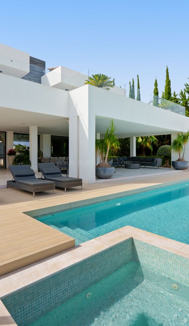 Moderne Villa direkt am Golfplatz in Nueva Andalucía, Marbella