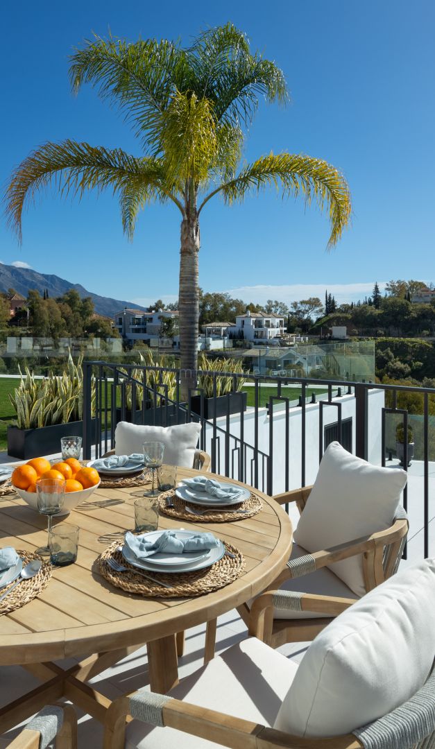 Villa Mediterránea Moderna con Vistas Panorámicas al Mar en Monte Halcones