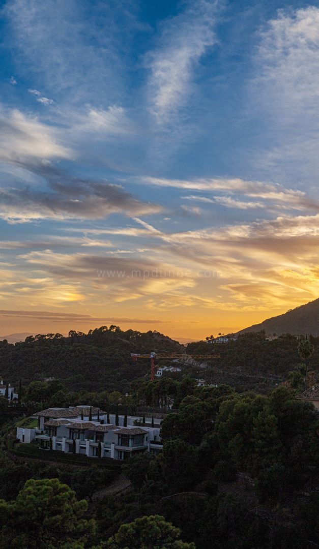 Prime-Grundstück mit Genehmigten Plänen & Panoramablick auf das Meer in La Zagaleta, Costa del Sol