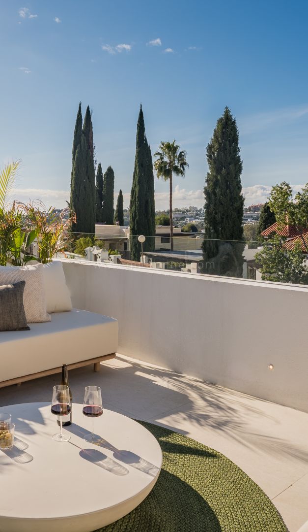 Maison mitoyenne élégante de trois chambres avec terrasse sur le toit à Aloha, Marbella