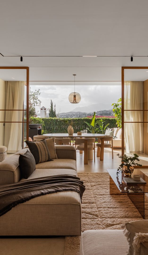 Elegantes Stadthaus mit Terrassen in Aloha, Nueva Andalucía