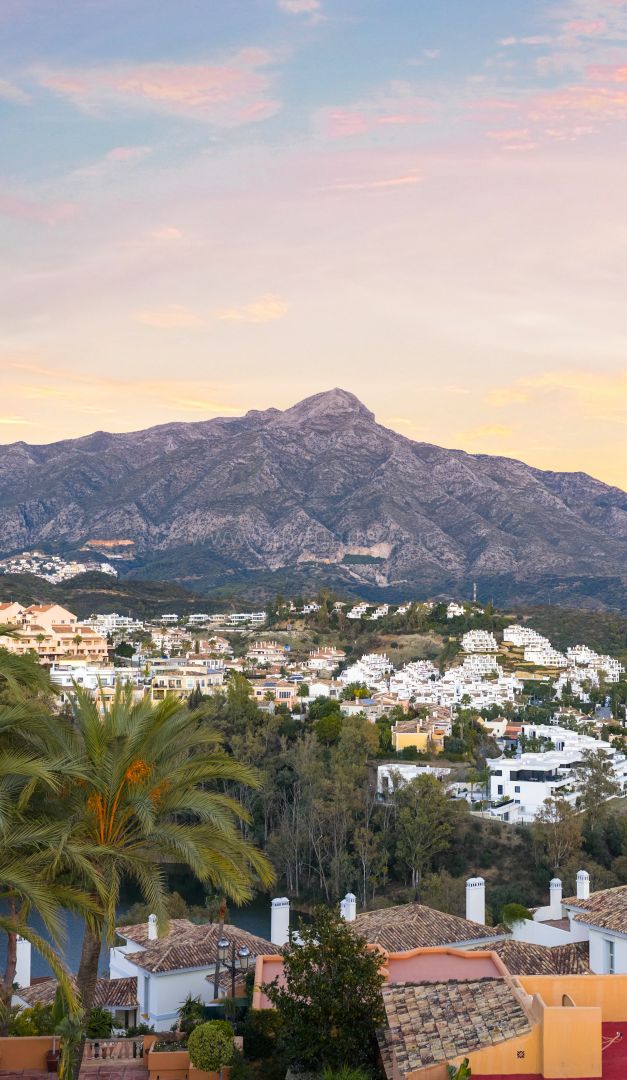 Duplex Penthouse Rénové avec Vues Mer et Montagne