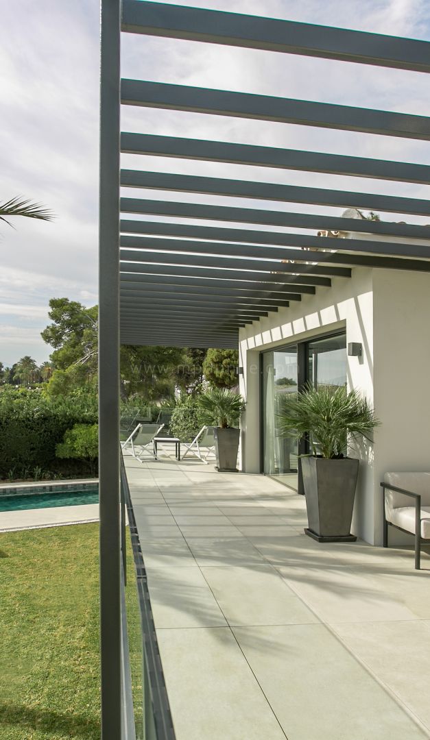 Villa moderne sur le Golden Mile, Marbella avec vue panoramique sur la mer.