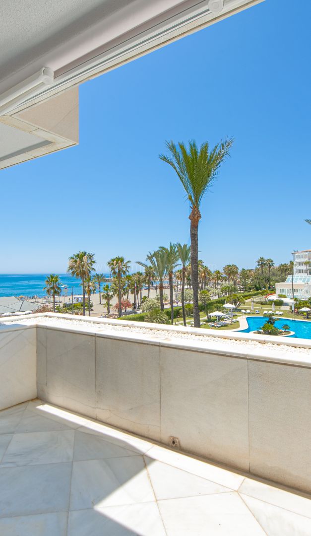 Impresionante Apartamento Reformado Primera Línea de Playa Puerto Banús