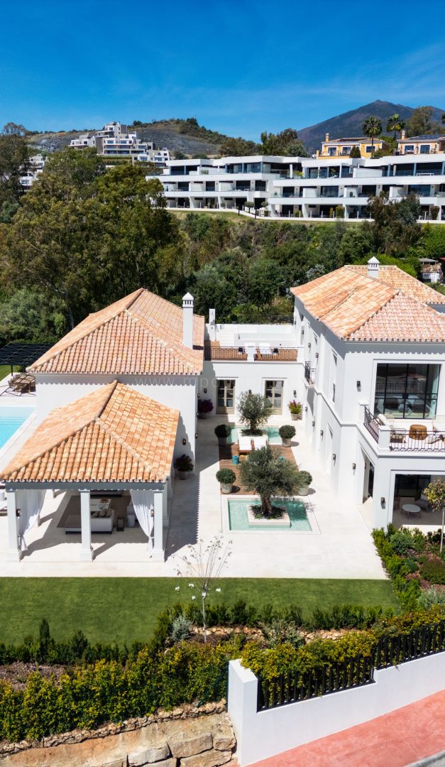 Neue Villa im Landhausstil in Nueva Andalucia