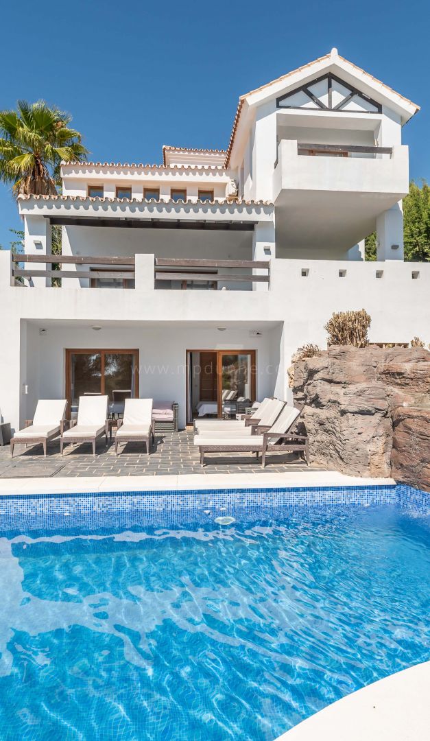 Oportunidad Villa en primera línea de golf con vistas panorámicas, La Resina Estepona