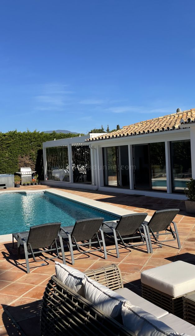 Villa de diseño moderno en el lado de la playa en San Pedro