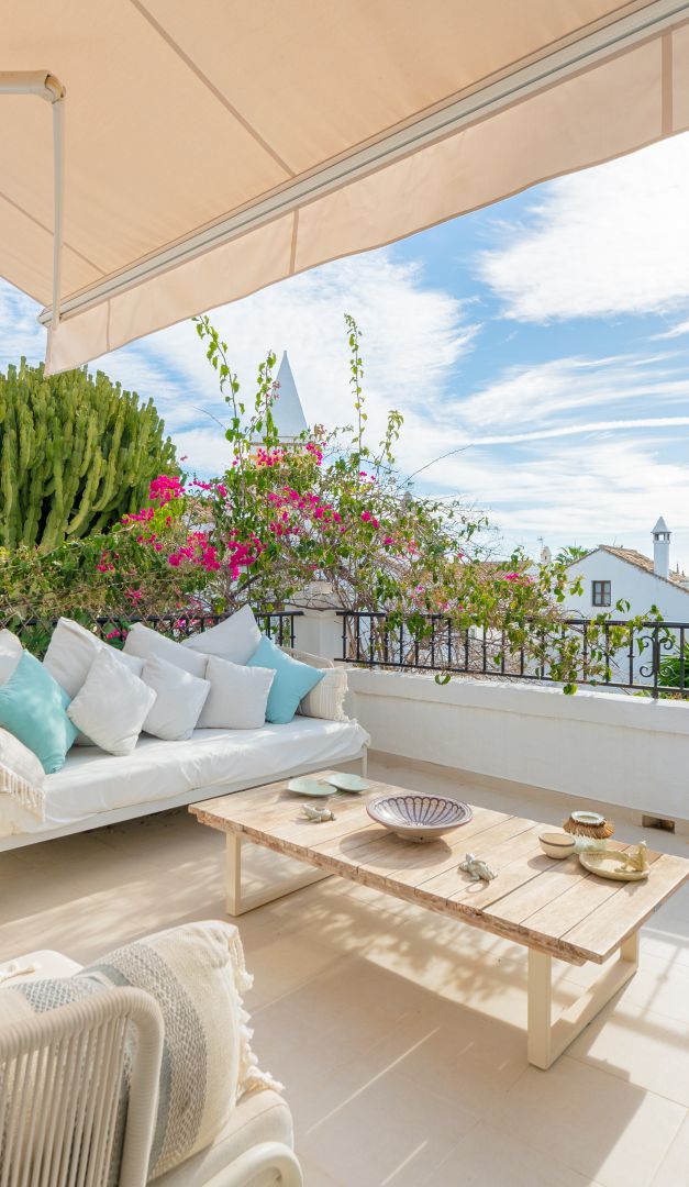 Charming Updated Townhouse with Sea Views in Nagüeles, Marbella