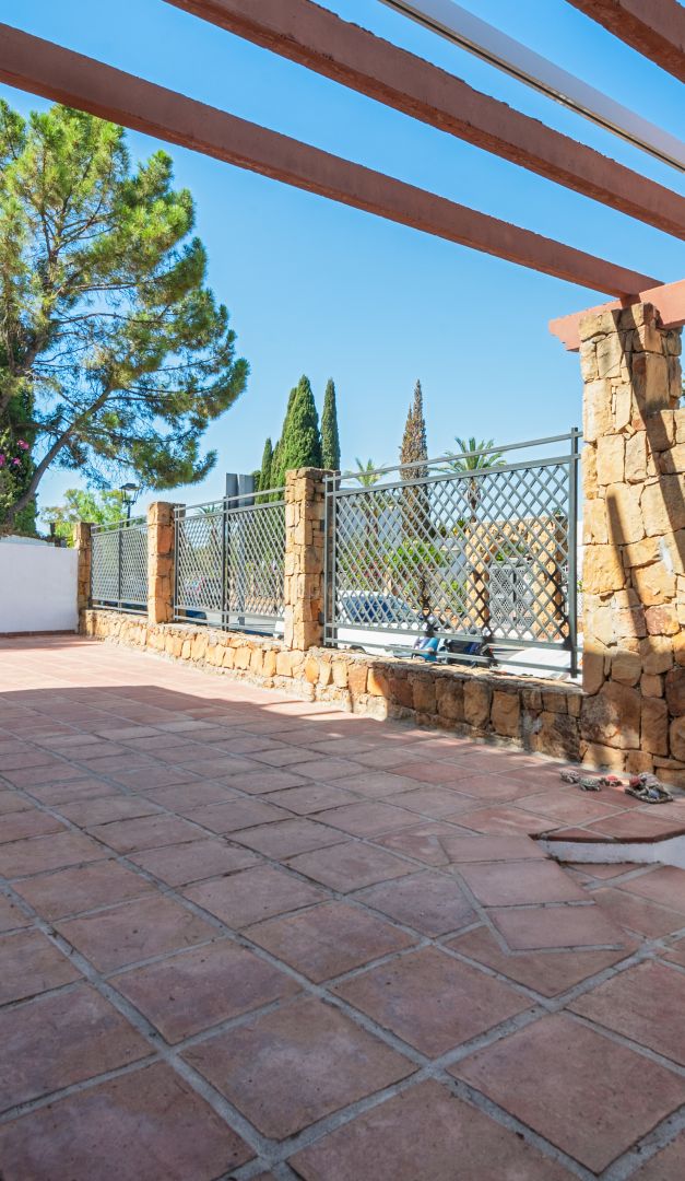 Spacieux appartement au rez-de-chaussée avec grande terrasse