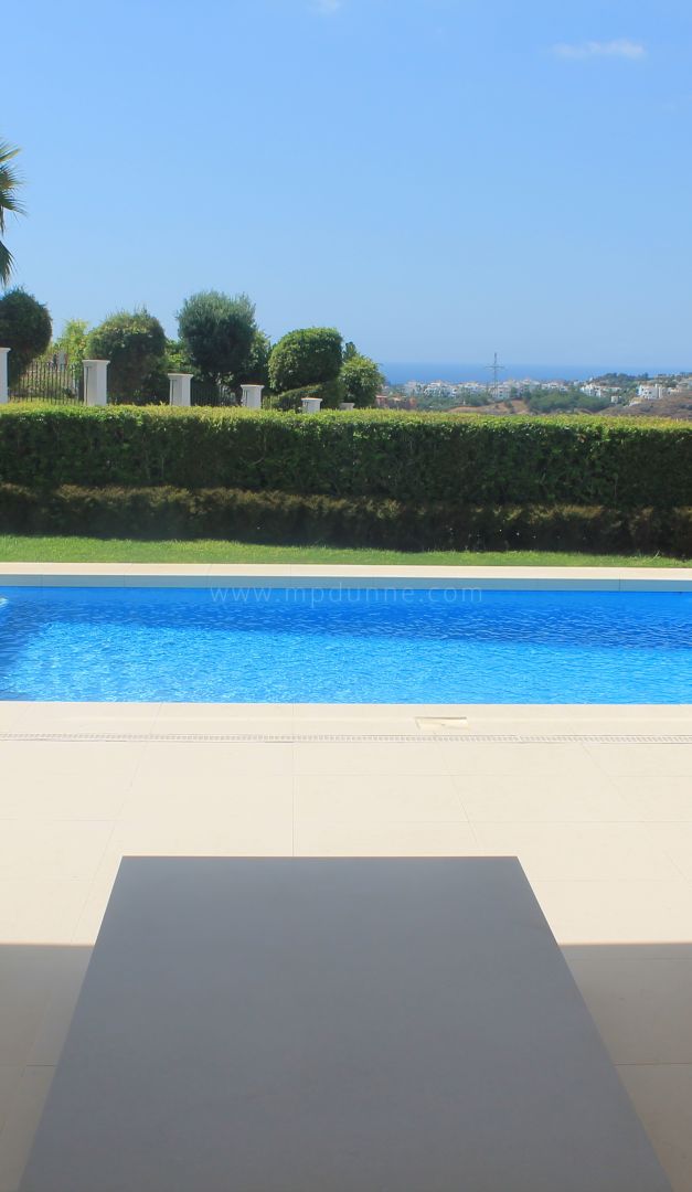 Villa moderna con vistas al mar y la montaña en Puerto de Capitan, Benahavis.