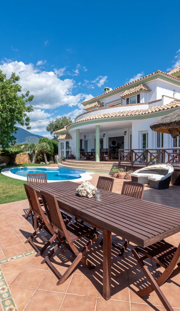 Villa familiale avec vue panoramique à Istán pour location à long terme.