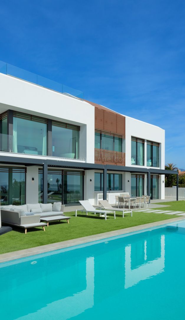 Moderne Villa am Rande des Meeres in La Nueva Milla de Oro