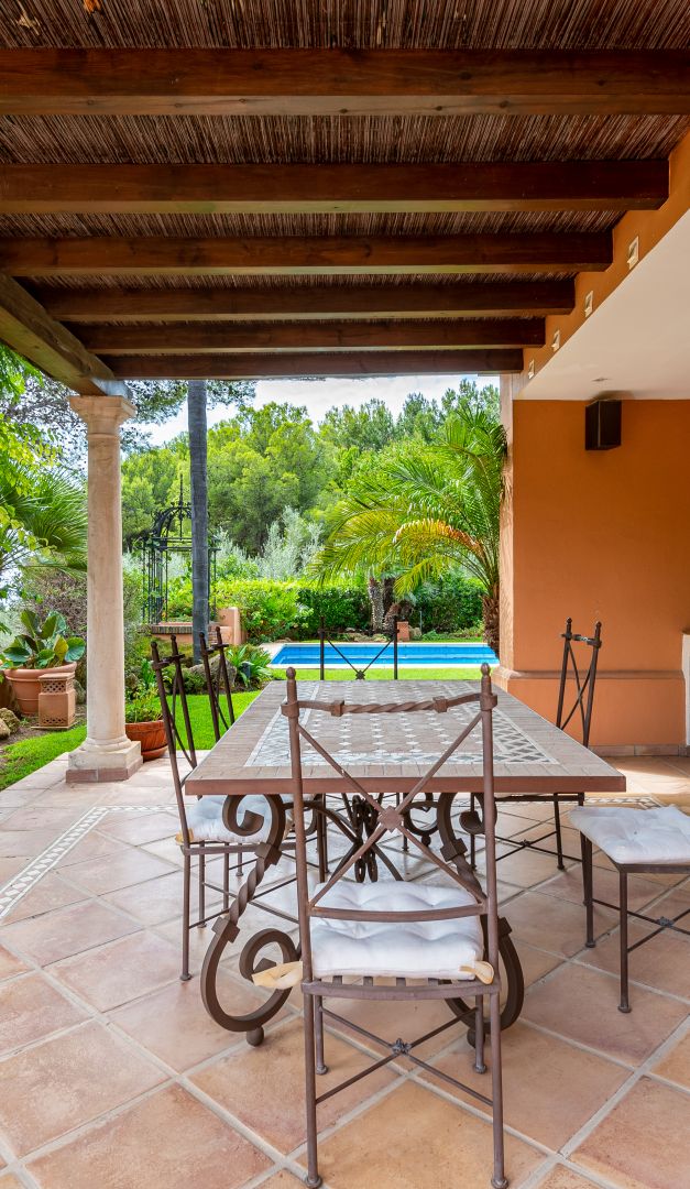 Family villa for Sale in Altos Reales, Marbella Golden Mile