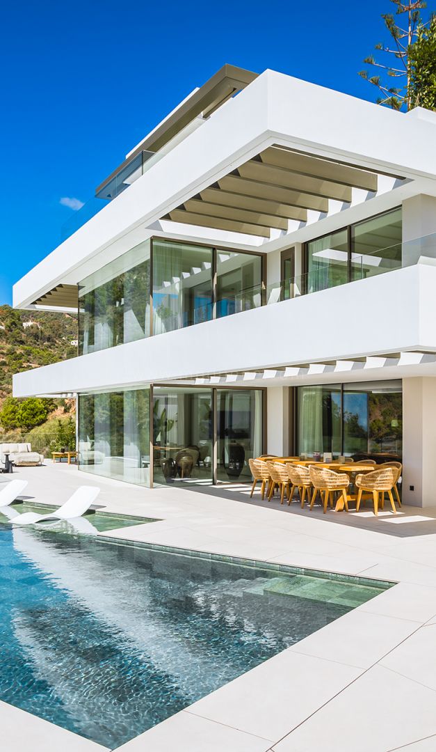 Neu erbaute Luxusvilla in erster Golflinie mit Panoramablick