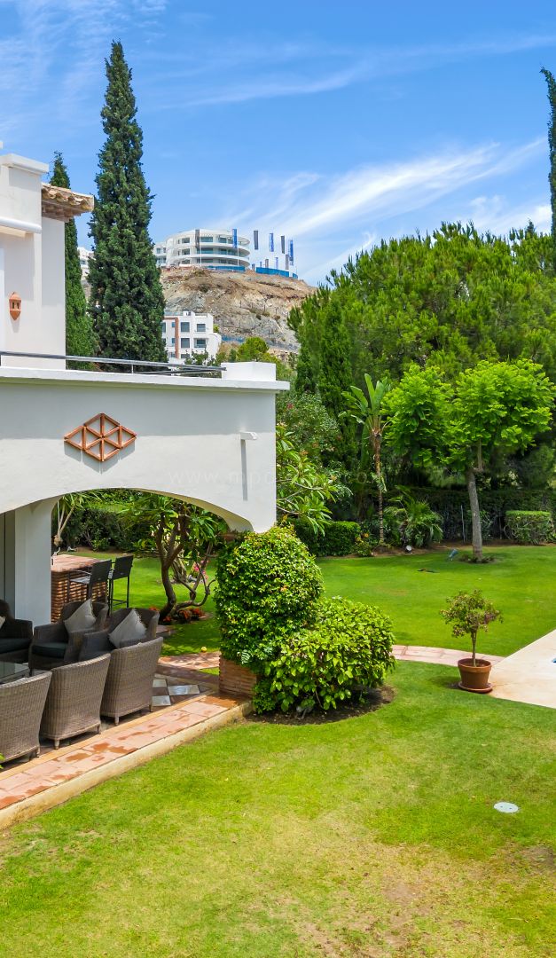 Private and secure villa in prestigious Reserva de la Quinta